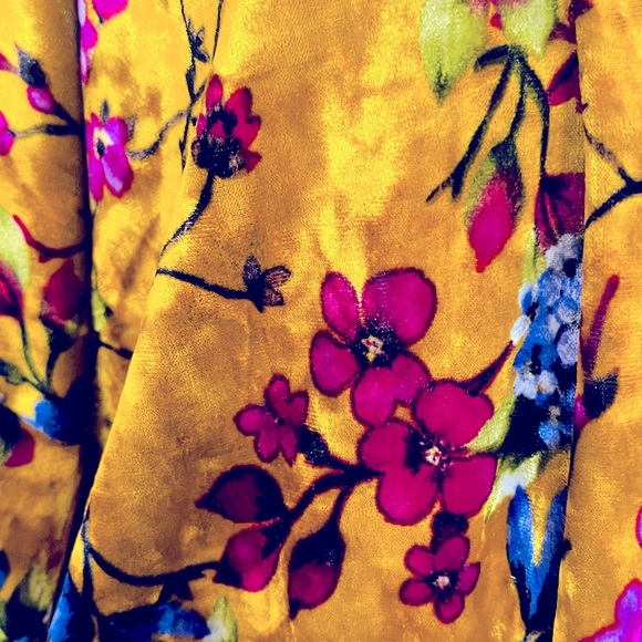 LOVE IN. Womens’ Vintage Velvet Floral Long Kimono - Picture 3 of 4